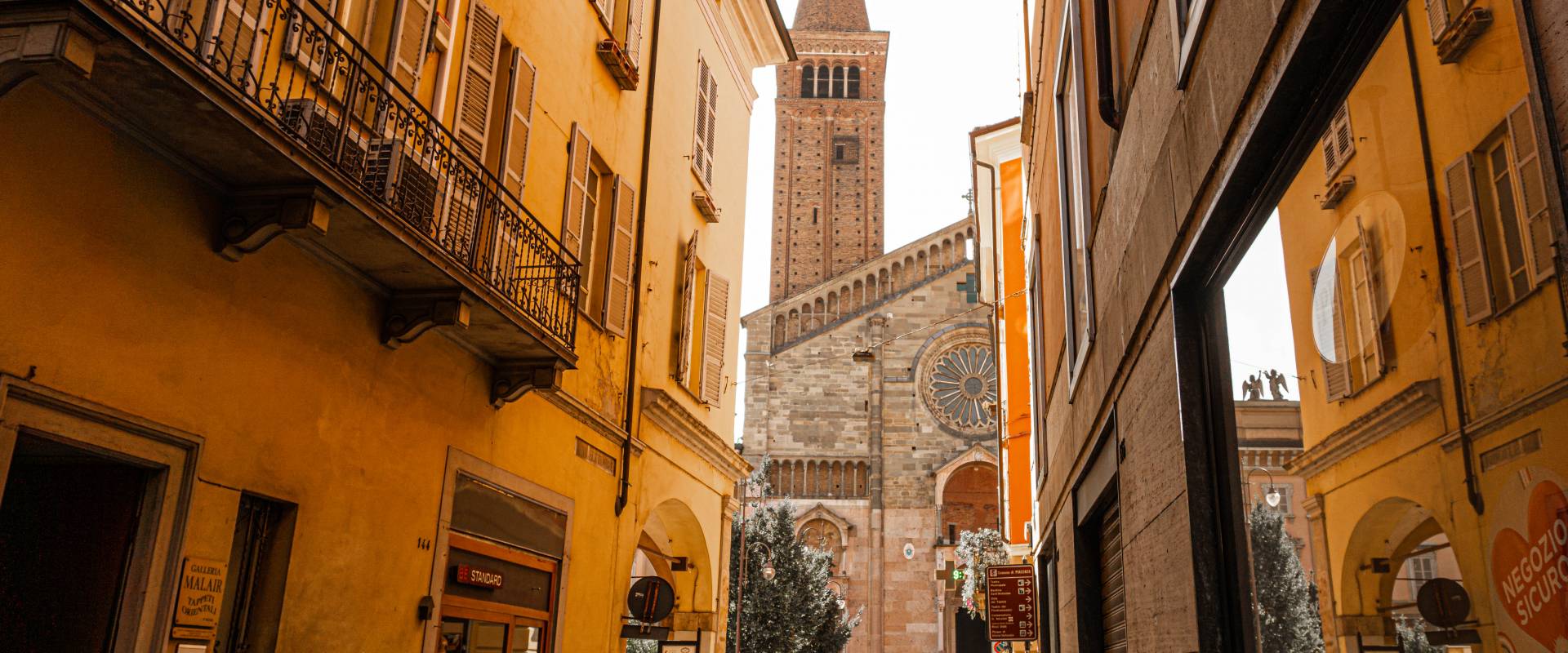 Vista su Duomo di Piacenza foto di Helga Dosa